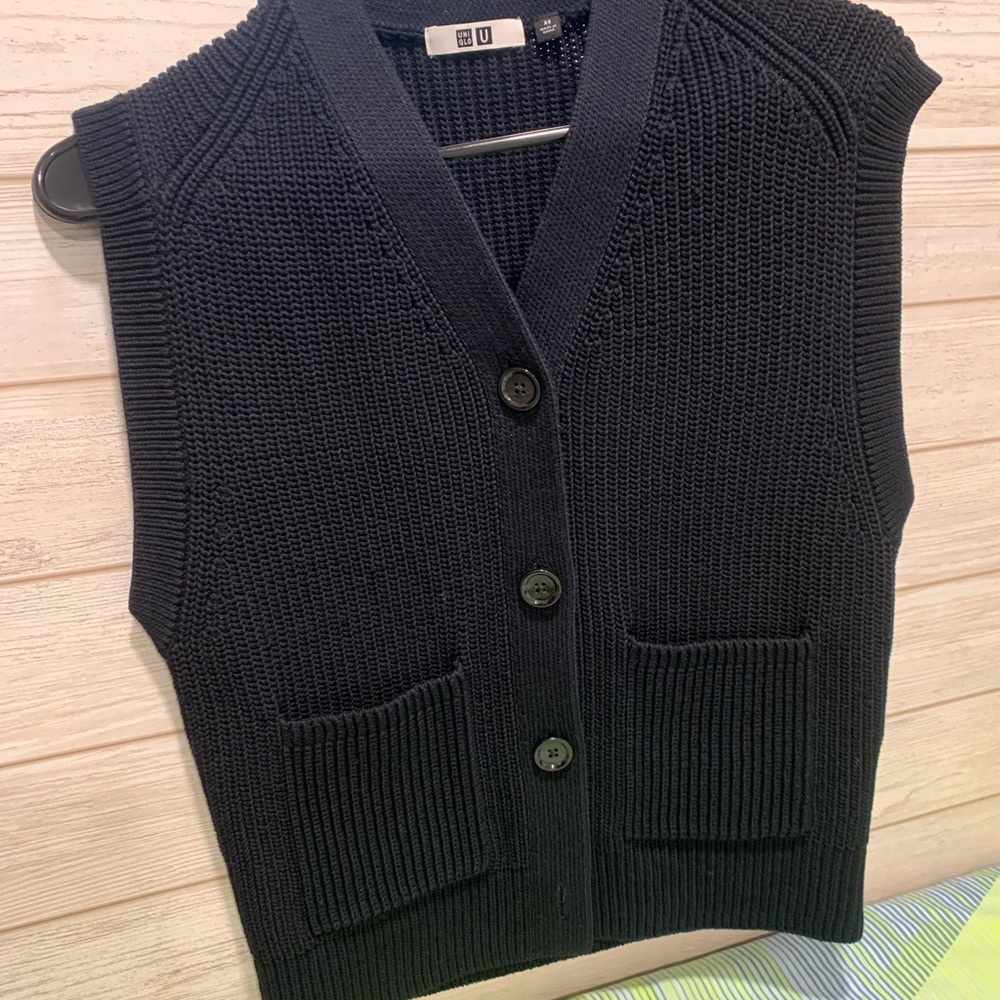 Uniqlo Black Knit Vest - Picture 5 of 5